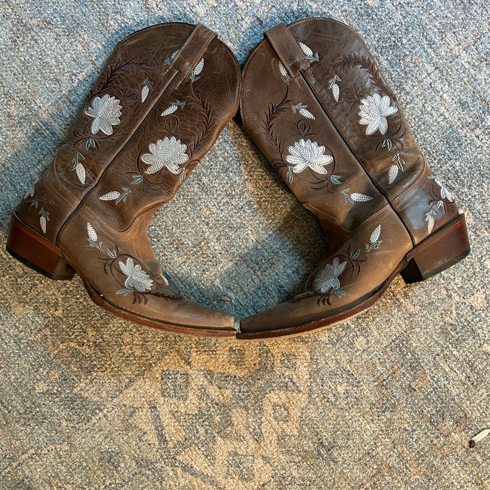 Shyanne Floral Embroidered Cowboy Boots